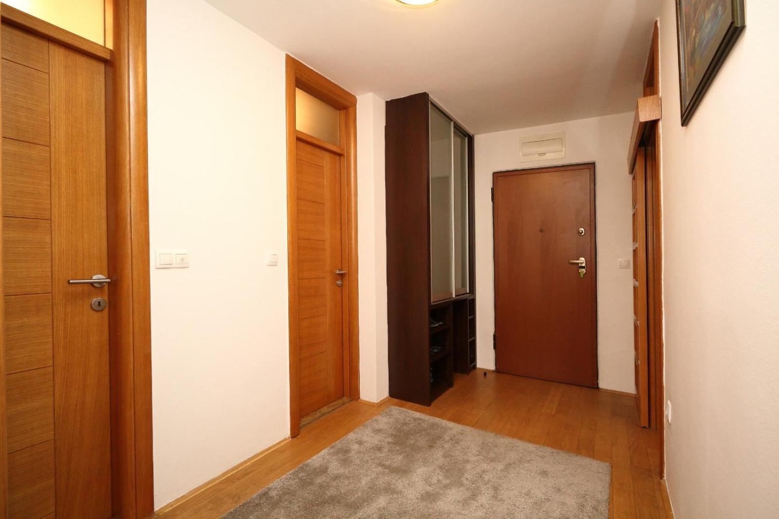 Franca A2-parking Garage Apartment *