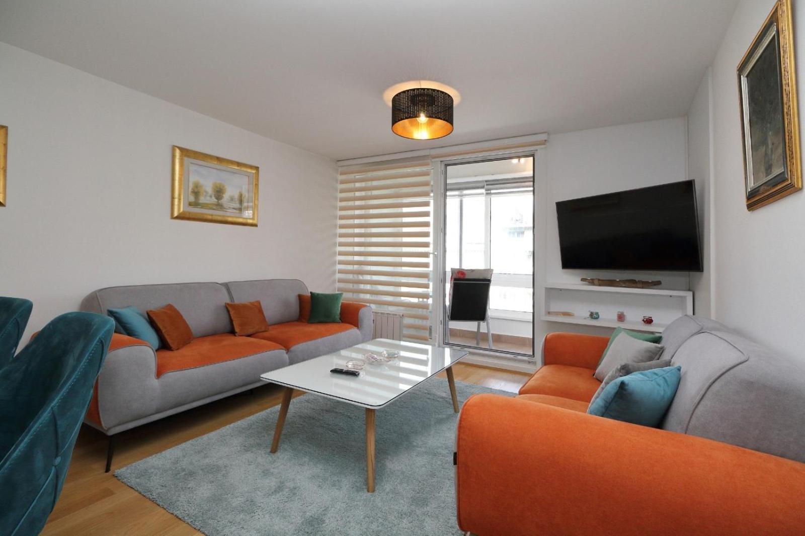 Franca A2-parking Garage Apartment *
